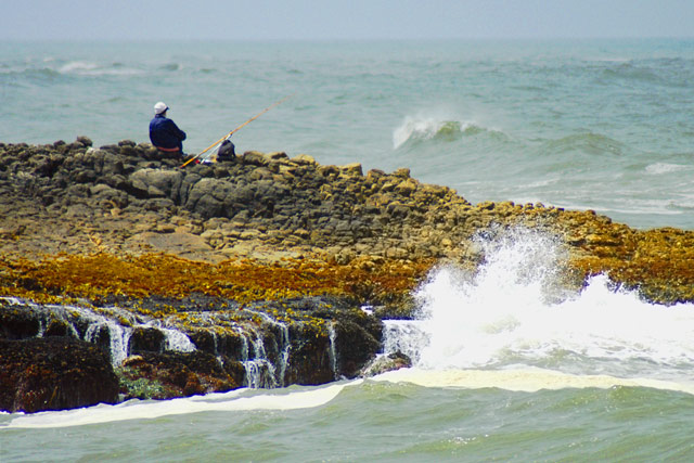 Breaker Fishing &copy; Dennis Mojado